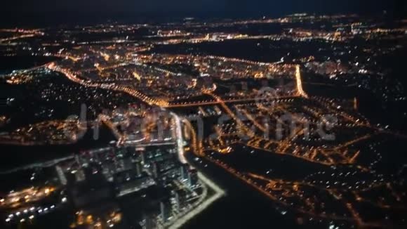 从城市窗外的飞机上看到夜晚的灯光夜景视频的预览图