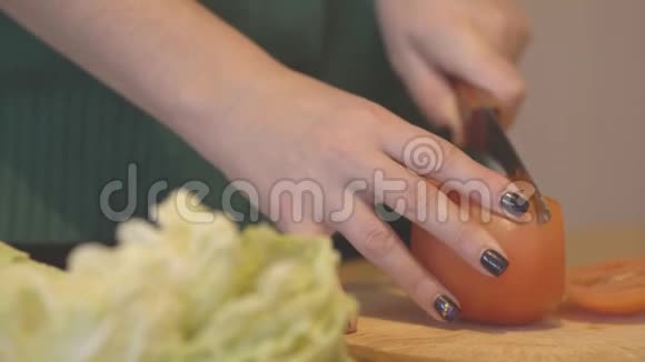 在木切割板上磨蔬菜做沙拉视频的预览图