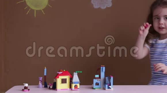可爱有趣的学龄前小女孩在幼儿园房间里玩建筑玩具积木视频的预览图
