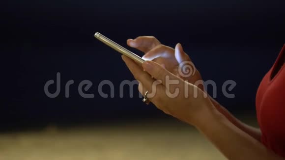 晒黑的女人在智能手机中键入信息把手举起来快关门越南女人竖起大拇指视频的预览图