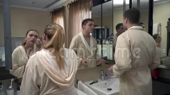 在浴室里的年轻夫妇视频的预览图