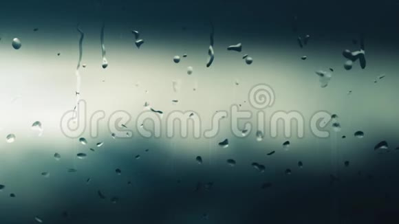 数字生成的雨滴在白天下雨时落在雾蒙蒙的窗户上背景模糊视频的预览图