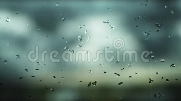 数字生成的雨滴在白天下雨时落在雾蒙蒙的窗户上背景模糊视频的预览图