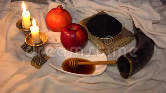 石榴苹果和蜂蜜犹太新年庆祝的传统食物罗什哈沙纳对表的选择性关注视频的预览图