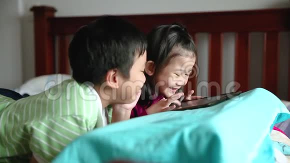 亚洲儿童使用数字平板电脑转移注意力视频的预览图