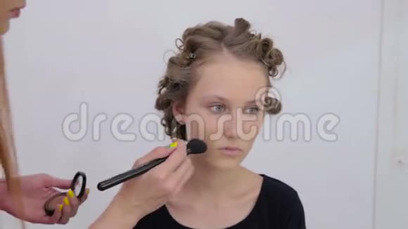 专业化妆师将粉涂在女人脸上视频的预览图