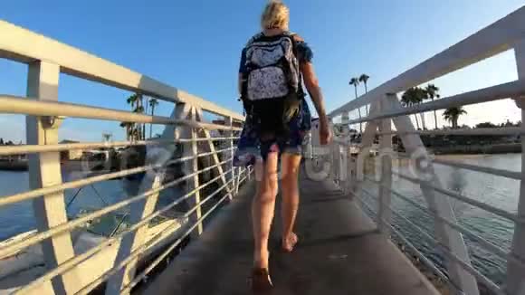 圣地亚哥海湾科罗纳多岛的女人视频的预览图