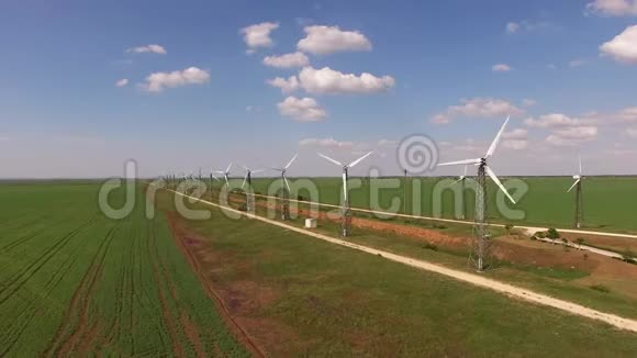用风力涡轮机俯瞰田野视频的预览图
