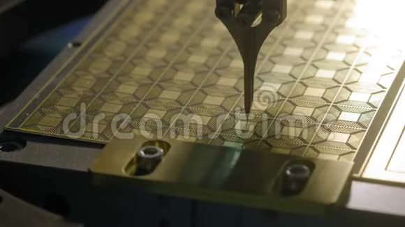 一种特殊的现代机器在板上安装硅微处理器机器人机械手将芯片触点焊接视频的预览图