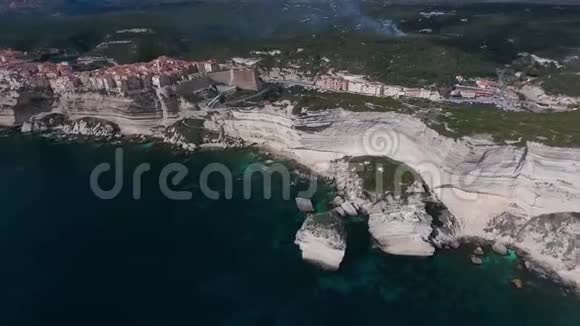 科西嘉岛陡峭的石灰岩悬崖Bonifacio的空中无人机镜头视频的预览图
