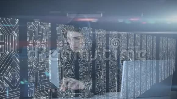 人类在两台电脑上工作的动画视频的预览图