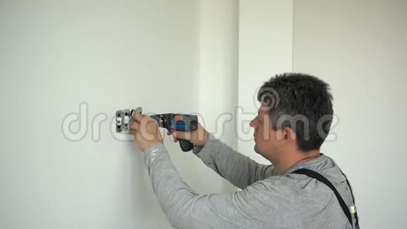 电工修理公寓的插座视频的预览图