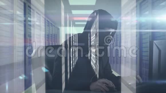 带着面具黑客电脑的人动画视频的预览图
