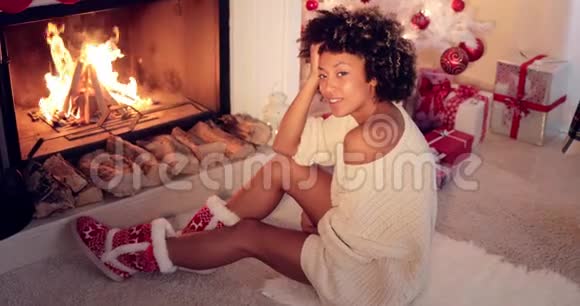 穿着圣诞靴的时髦年轻女人视频的预览图