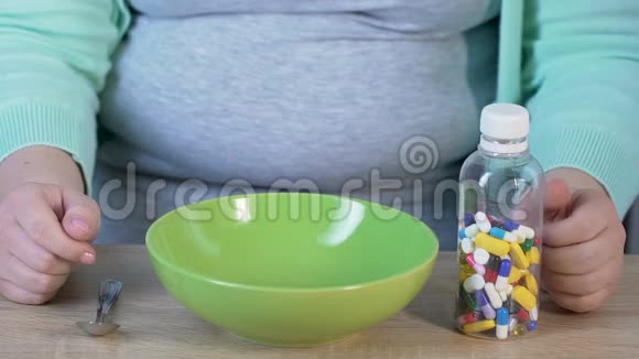 女人拿着药瓶倒进碗里服药过量视频的预览图