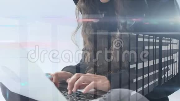 女性黑客电脑动画视频的预览图