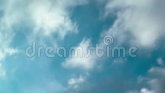 在明亮的蓝色天空上快速移动的云的时间推移静态射击视频的预览图