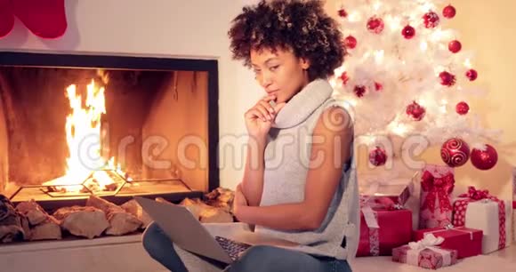 一个爱打圣诞短信的年轻女人视频的预览图