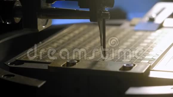 一种特殊的现代机器在板上安装硅微处理器机器人机械手将芯片触点焊接视频的预览图