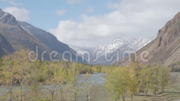 秋季4k山谷和河流视频的预览图