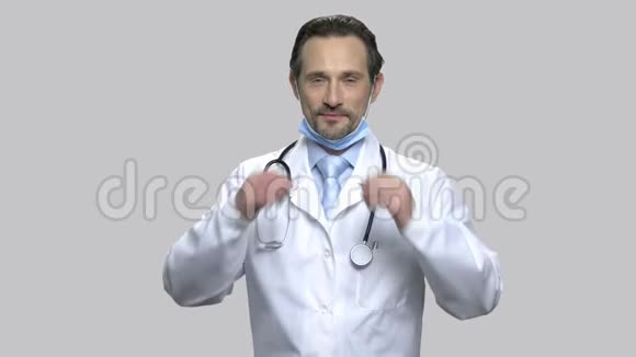 自信男医生戴上防护面罩视频的预览图