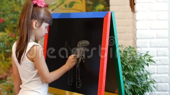 小女孩画画画架视频的预览图
