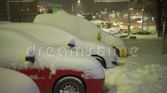 路灯下的汽车被大雪覆盖视频的预览图