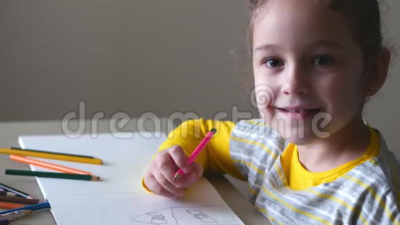 小可爱的小女孩画了一个快乐的看着相机4K视频的预览图