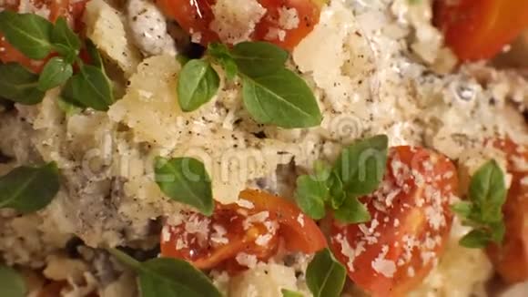 意大利面食上有樱桃番茄奶酪和罗勒视频视频的预览图