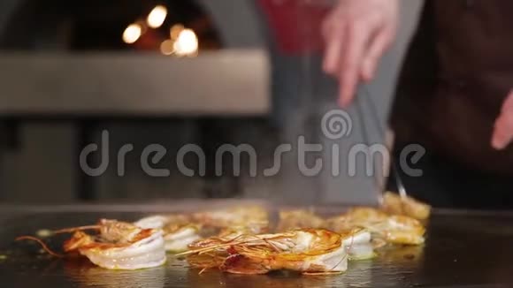煎锅中的虾肉混合特写视频的预览图