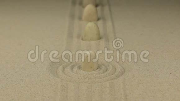 一块白色的石头站在一圈沙子里视频的预览图