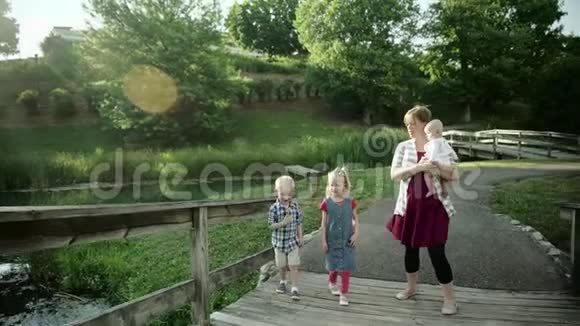 有四个孩子的幸福家庭在公园桥上全高清视频的预览图