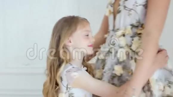 我女儿用长长的花拥抱母亲视频的预览图