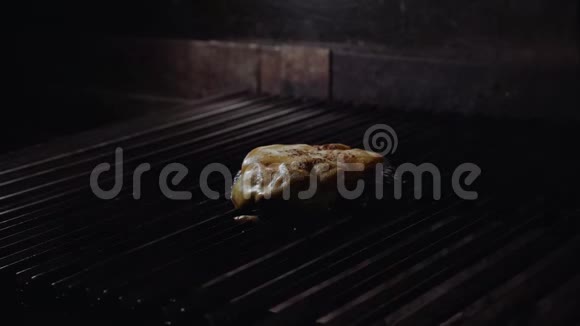 做汉堡的厨师做汉堡包牛肉或猪肉切块烤在网格上4K视频的预览图