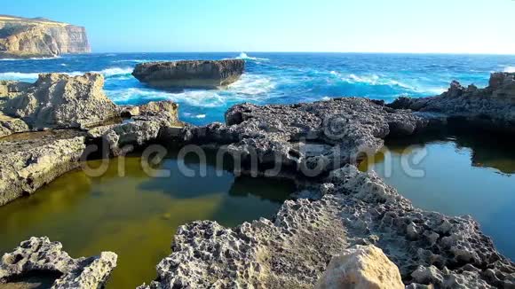 马耳他戈佐岛圣劳伦斯岩石海岸的风暴视频的预览图