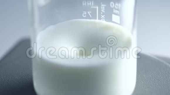 农场烧烤实验牛奶测试试剂和牛奶混合反应视频的预览图
