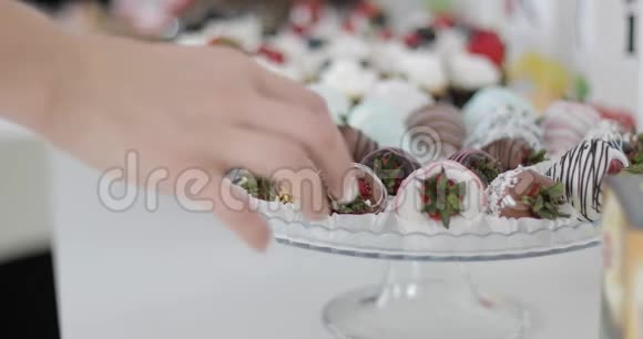 女人手拿草莓甜点视频的预览图