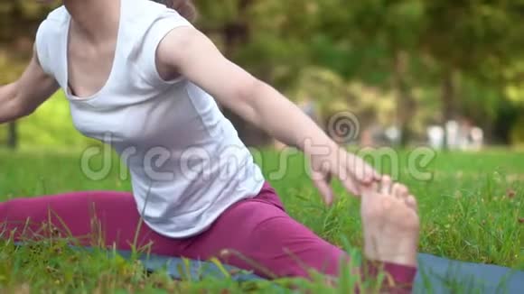 在户外做瑜伽的女人视频的预览图