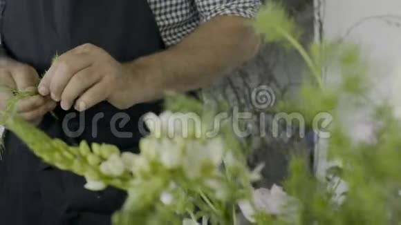在自己的花店里花店里开了一张多莉的照片准备花束视频的预览图