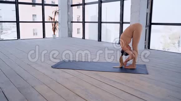 室内瑜伽体育娱乐美丽的年轻女子瑜伽体式初学者个人运动大房间视频的预览图