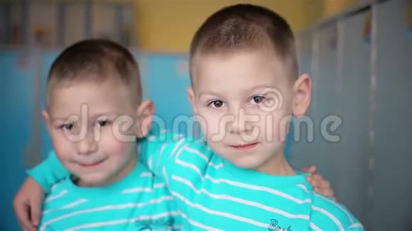双胞胎男孩在镜头里微笑视频的预览图