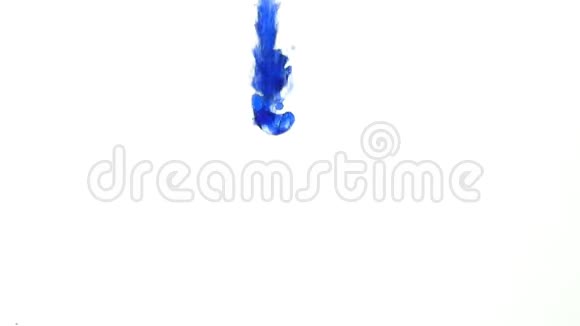蓝色的油滴向下倒然后上升到顶部缓慢的运动视频的预览图