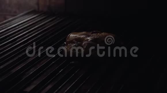 做汉堡的厨师做汉堡包牛肉或猪肉切块烤在网格上4K视频的预览图