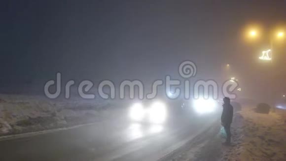 汽车和警车在雾天的道路上行驶视频的预览图