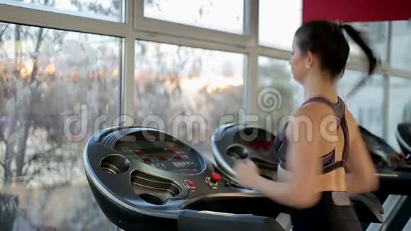 在健身房锻炼在跑步机上跑步积极的生活方式视频的预览图