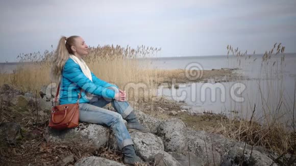 浪漫的夫妻男人和女人坐在海湾的岸边看着水视频的预览图