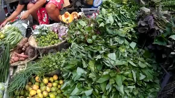 各种野生食用藤类蔬菜在街头跳蚤市场上出售给贫穷的买家视频的预览图