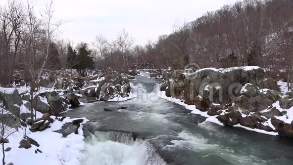 冬季白色瀑布大瀑布国家公园01与雪岩视频的预览图