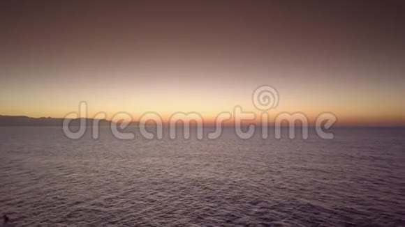 平静的海水之上日落视频的预览图