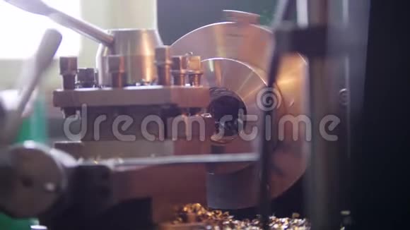 建筑工厂一台机器切割铁的细节视频的预览图